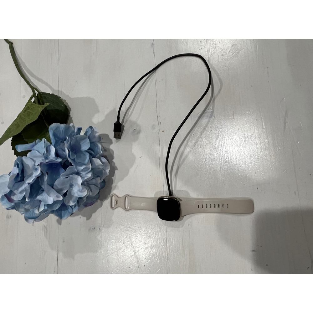 Fitbit Smartwatch GPS Heart Rate Beige‎ Band and charger